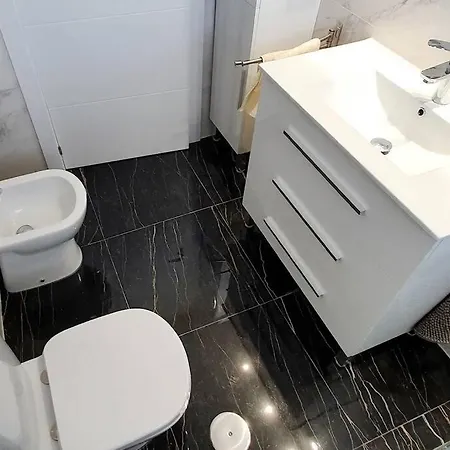 Modern Two Bedroom In Centre