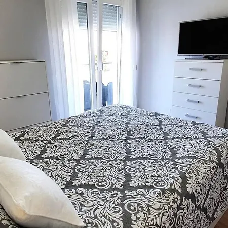 Modern Two Bedroom In Centre *