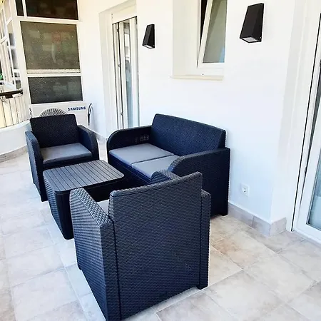 Modern Two Bedroom In Centre Διαμέρισμα *