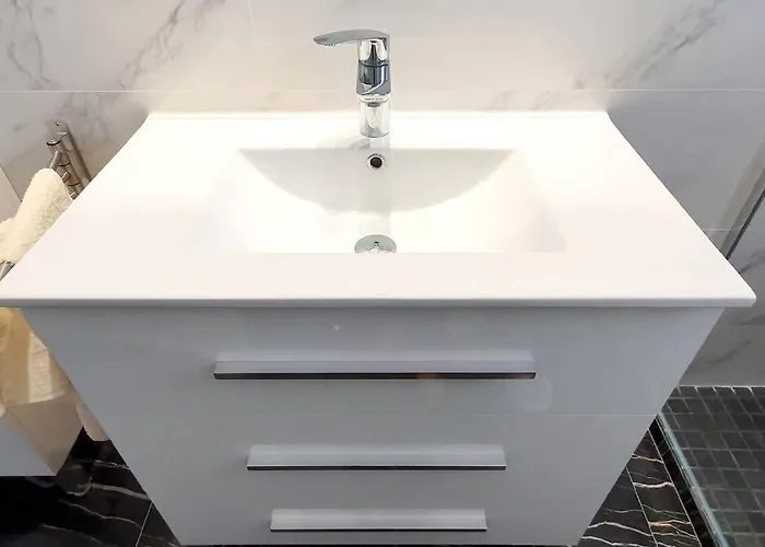 Modern Two Bedroom In Centre