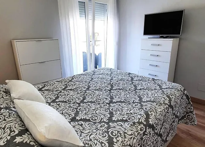 Modern Two Bedroom In Centre *