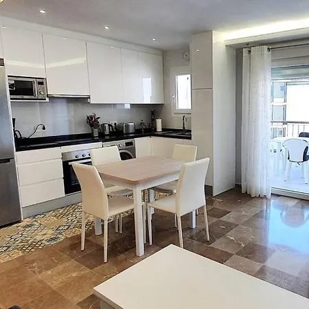 Modern Two Bedroom In Centre *