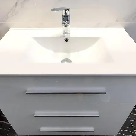 Modern Two Bedroom In Centre